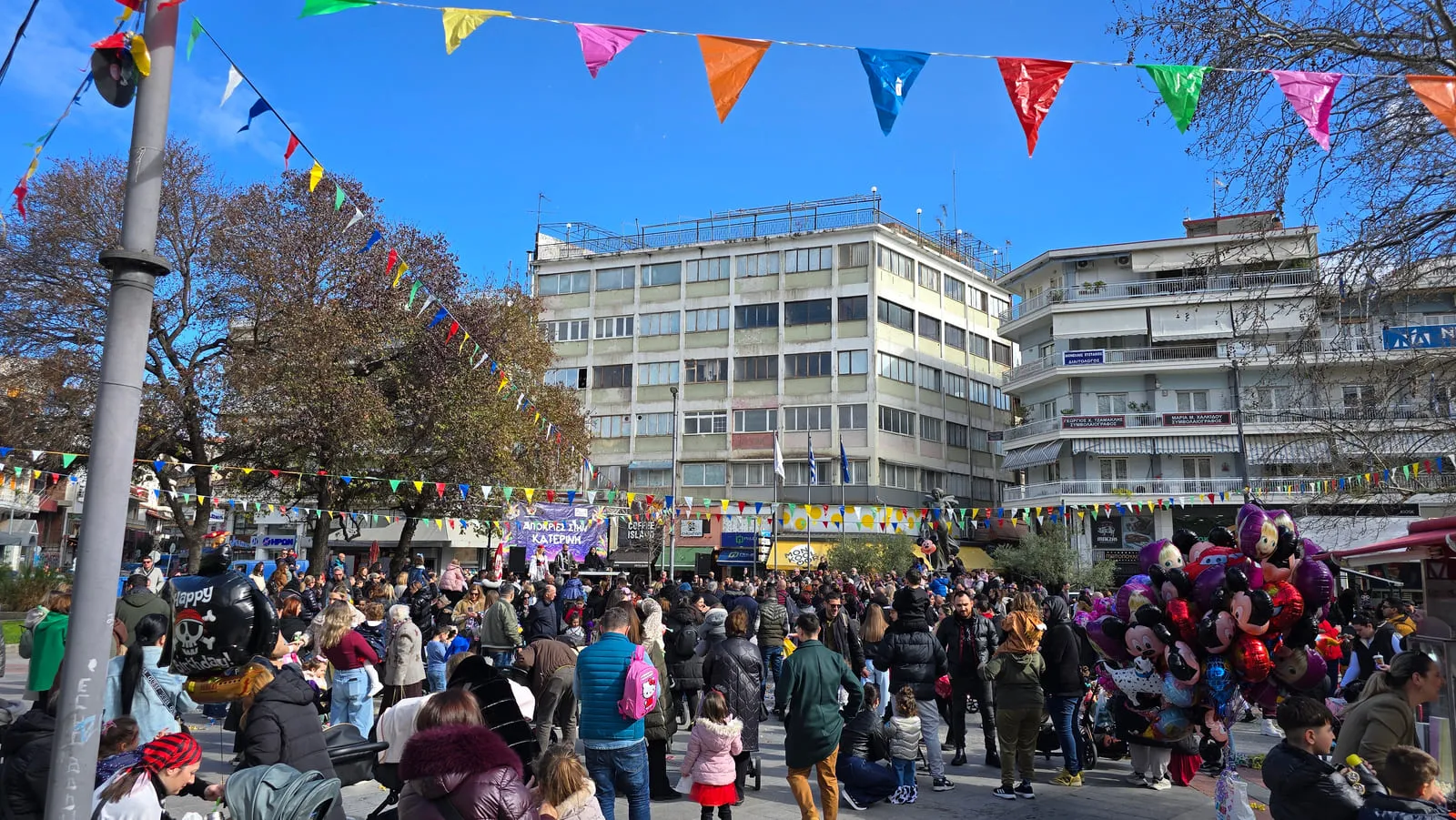 Η Πλατεία Ελευθερίας γεμάτη οικογένειες κάτω από πολύχρωμα σημαιάκια