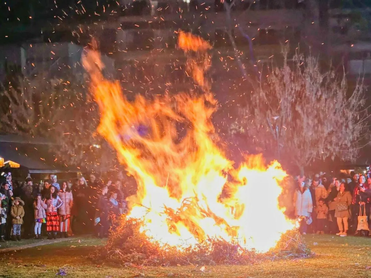 Ο φανός καίγεται στην Πλατεία Μακεδονίας το 2026, με τον κόσμο γύρω από τη φωτιά