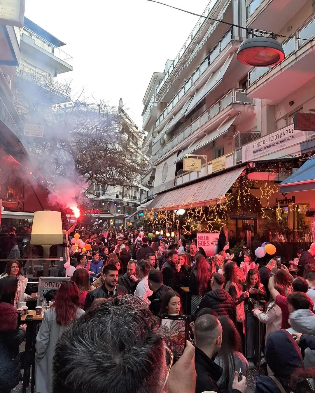 Πλήθος στον πεζόδρομο της Κατερίνης μέσα σε κόκκινο καπνό, στο Masquerini 2024