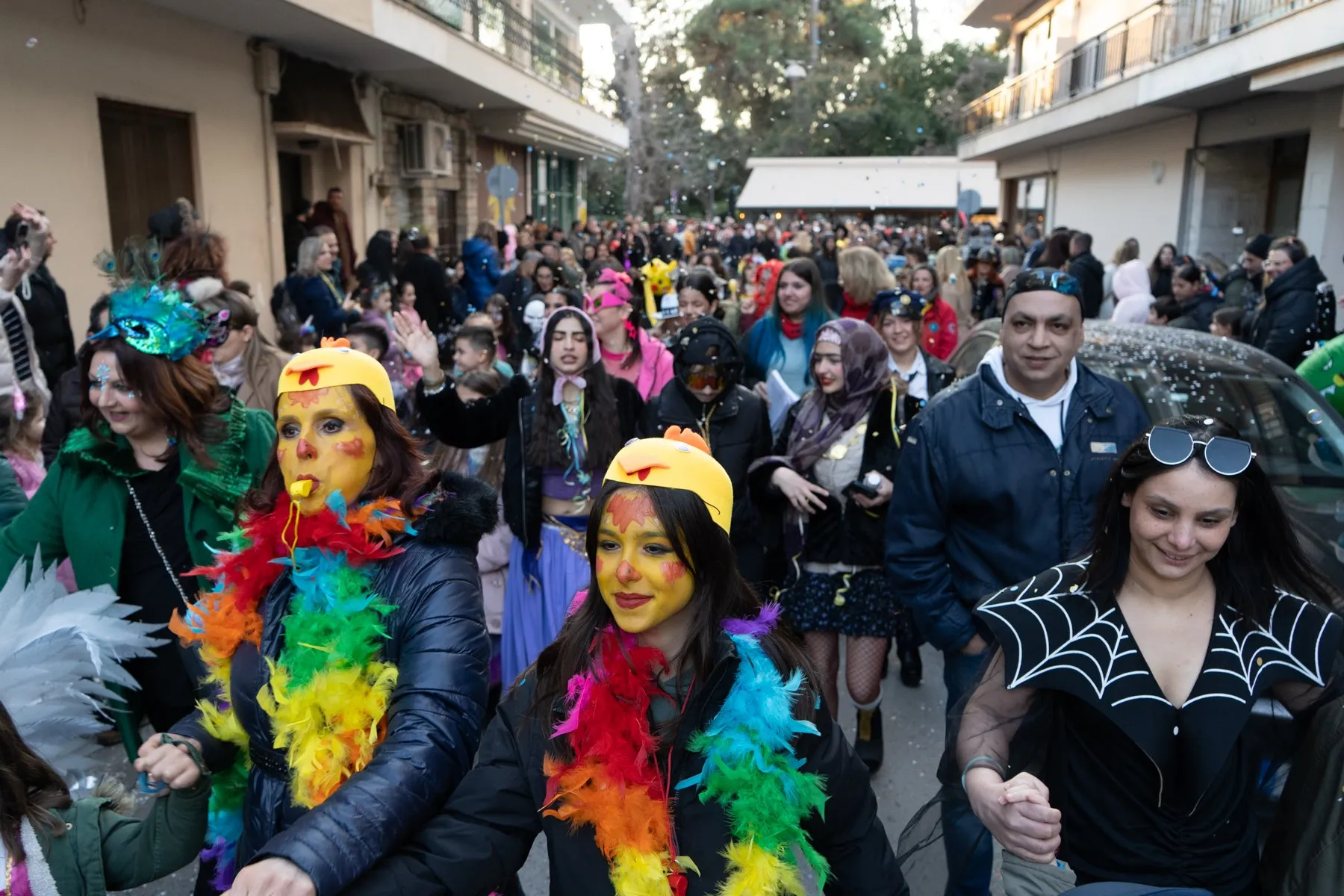 Πυκνό πλήθος με πολύχρωμες στολές στην παρέλαση του Masquerini 2026